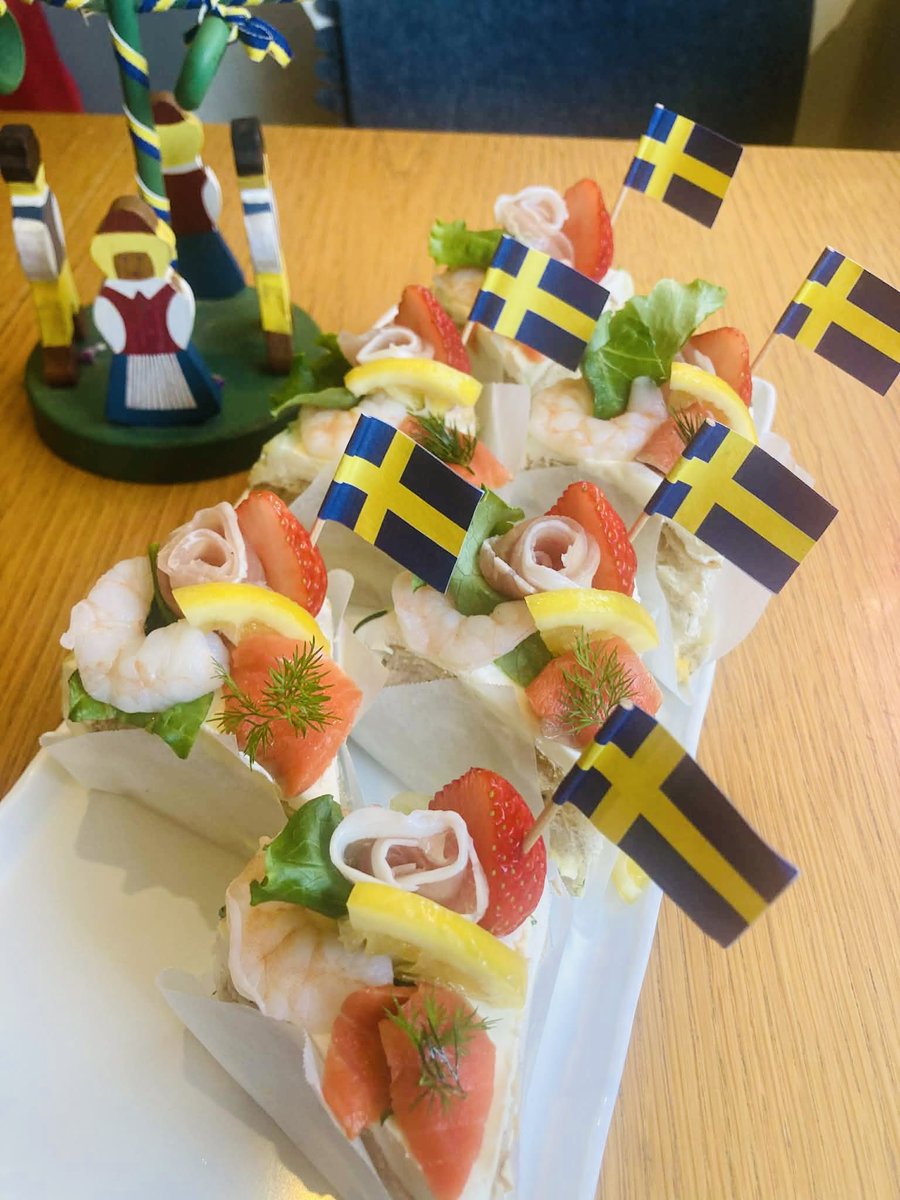 LillaKattenShop's tweet photo. 店頭にて、スウェーデンの「スモーゴストルタ（smörgåstårta ）」を提供してます！

デコレーションケーキのような見た目のサンドイッチです。パンに魚介や野菜を層状に重ね、クリームで覆い華やかに彩ります。祝いの席に欠かせない、北欧の伝統的なパーティー料理です。 https://t.co/3PZ0nwGOYQ