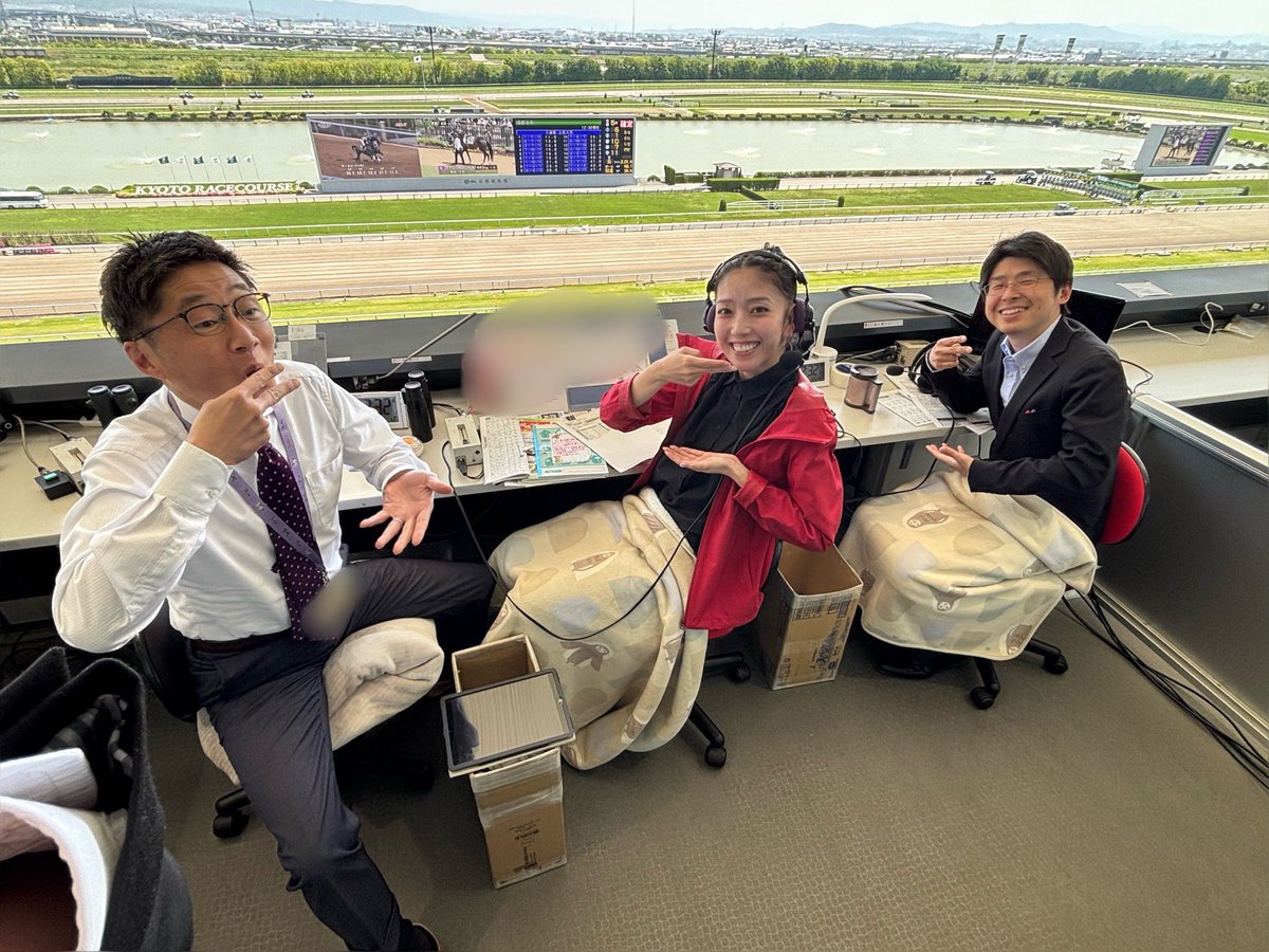 GOGO競馬サタデー午後前半です☀️
中西アナとえびちゃんのコンビ💐
解説は #デイリー馬三郎 の浜口和也さんです✨
浜口さんは何やらラーメンがお好きなようで…🍜

#ラジオ関西