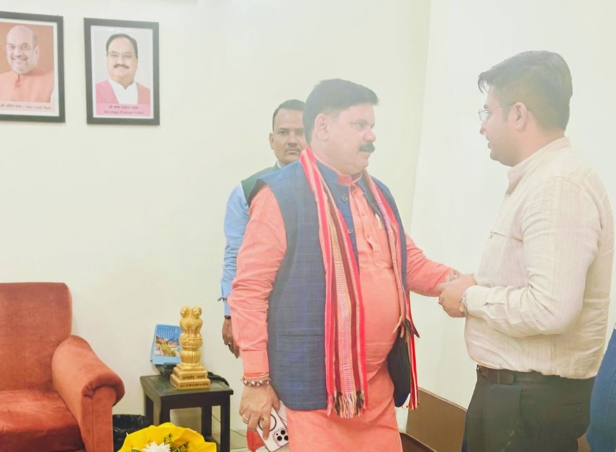 DMSINGH41's tweet image. माननीय केन्द्रीय राज्य मंत्री श्री @satishdubeyy जी को जन्मदिन की हार्दिक बधाई और शुभकामनाएं।💐

प्रभु श्रीराम से आपके उत्तम स्वास्थ्य, दीर्घायु और यशस्वी जीवन की कामना करता हूँ। 🙏

#जन्मदिवस_की_हार्दिक_शुभकामनाएं
#southdelhi 

@narendramodi @AmitShah @NitinNabin @Annapurna4BJP