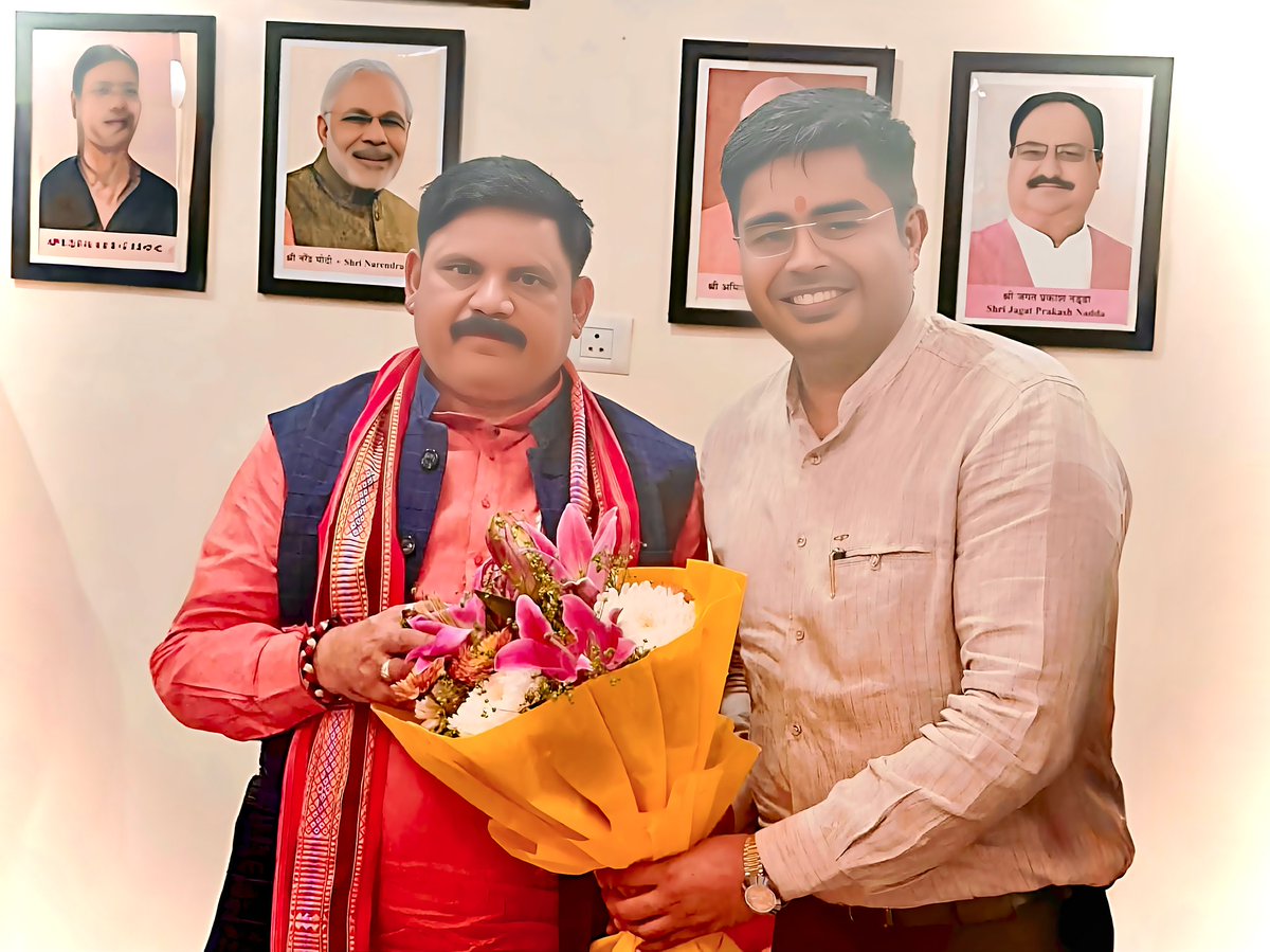 DMSINGH41's tweet image. माननीय केन्द्रीय राज्य मंत्री श्री @satishdubeyy जी को जन्मदिन की हार्दिक बधाई और शुभकामनाएं।💐

प्रभु श्रीराम से आपके उत्तम स्वास्थ्य, दीर्घायु और यशस्वी जीवन की कामना करता हूँ। 🙏

#जन्मदिवस_की_हार्दिक_शुभकामनाएं
#southdelhi 

@narendramodi @AmitShah @NitinNabin @Annapurna4BJP