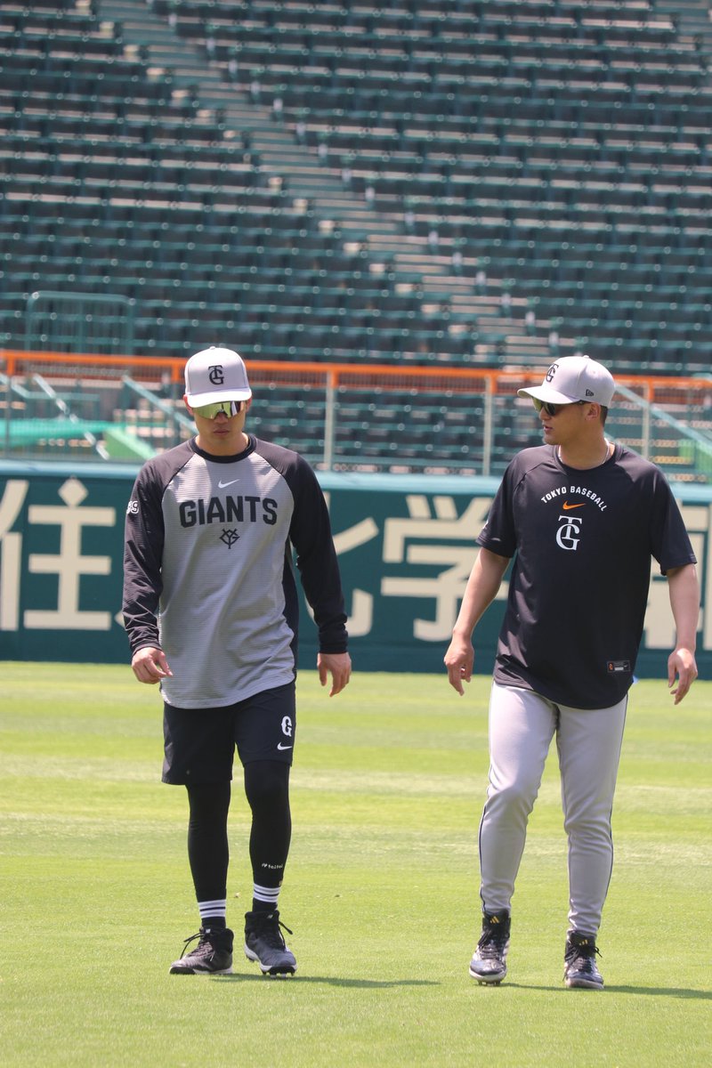 koba_nikkan's tweet photo. 【#今日のG練習写真館📸】

吉川尚輝選手はアップ中、若林楽人選手と話していました。 https://t.co/vvY8Zki5wS
