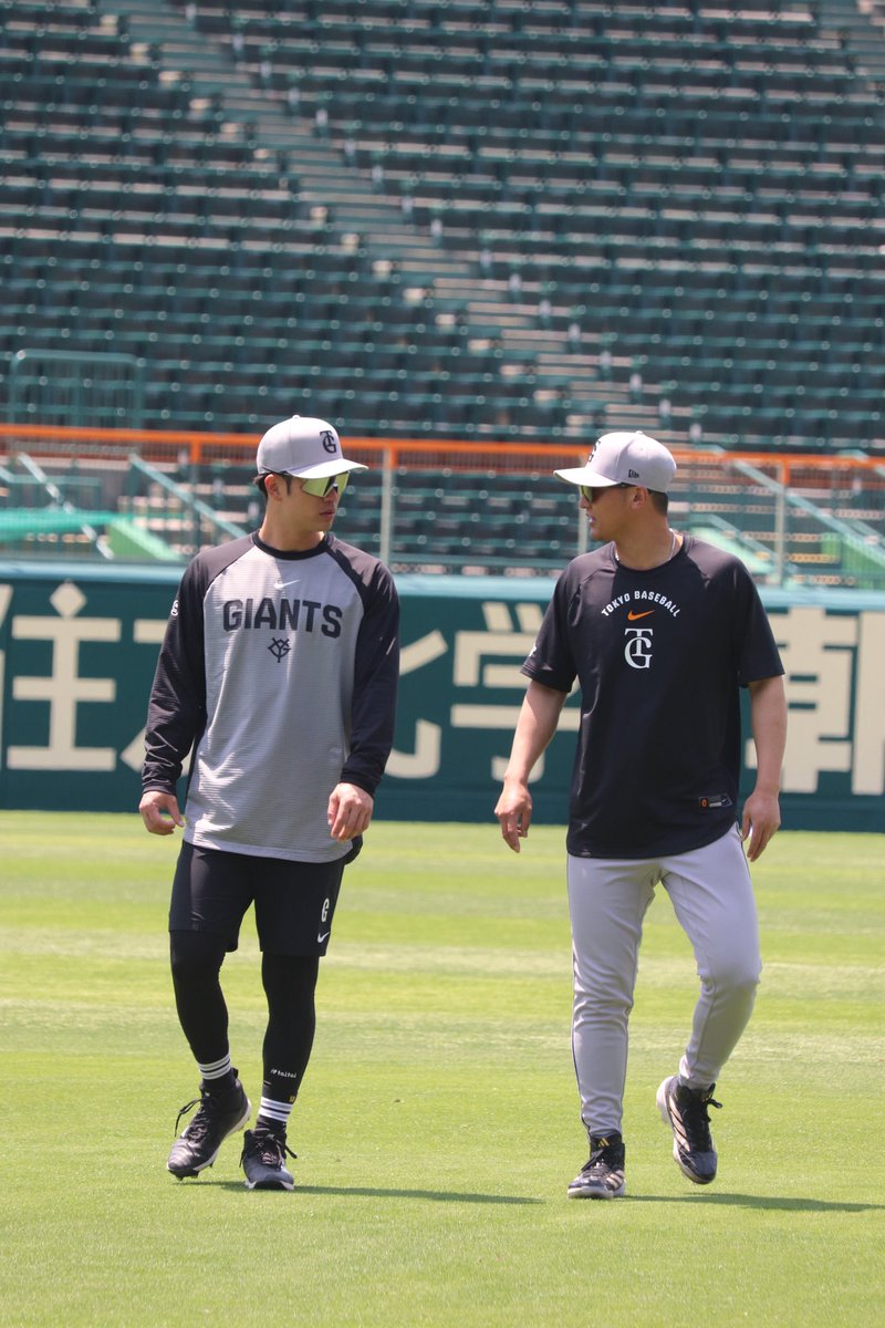 koba_nikkan's tweet photo. 【#今日のG練習写真館📸】

吉川尚輝選手はアップ中、若林楽人選手と話していました。 https://t.co/vvY8Zki5wS