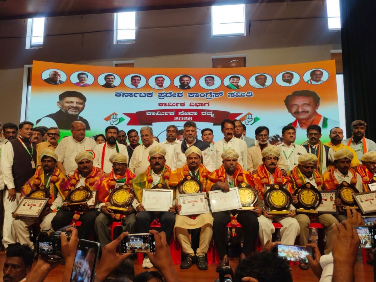 way2shekar's tweet photo. ಕೆಪಿಸಿಸಿ ಕಚೇರಿ ಭಾರತ್ ಜೋಡೋ ಭವನದಲ್ಲಿ ನಡೆದ ಕಾರ್ಮಿಕರ ದಿನಾಚರಣೆ ಕಾರ್ಯಕ್ರಮದ ಸಂದರ್ಭದಲ್ಲಿ  ಬೆಂಗಳೂರು ಉತ್ತರ ಜಿಲ್ಲಾ ಅಧ್ಯಕ್ಷನಾಗಿ ಮಾಡಿದ ಸೇವೆಯನ್ನು ಗುರುತಿಸಿ ಸೇವಾ ರತ್ನ ಪ್ರಶಸ್ತಿ ನೀಡಿ ಸನ್ಮಾನಿಸಿದ ಎಲ್ಲಾ ನಾಯಕರಿಗೂ  ಧನ್ಯವಾದಗಳು 💐🙏 @siddaramaiah @DKShivakumar @INCIndia @KPuttaswamyGow2 @HariprasadBK2 https://t.co/pmSz6foIfj