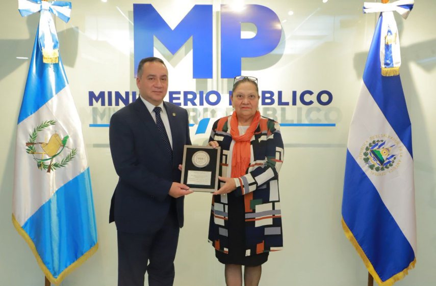 kengo1811's tweet photo. Fiscal Investigada por su presunta participación en adopciones ilegales de niños indígenas durante el conflicto armado interno recibe reconocimiento por parte del fiscal salvadoreño. https://t.co/ICw2MCH44I