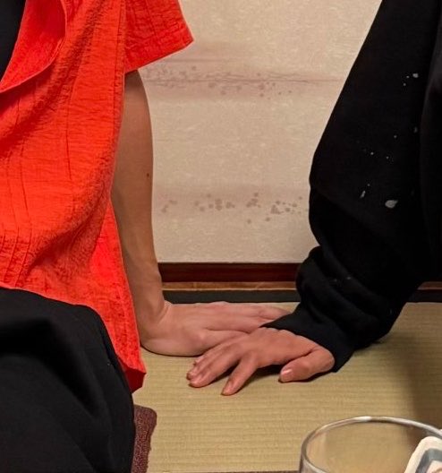 9488LS's tweet photo. padahal tangan mereka ukurannya gak jauh beda, tapi klo lagi sebelahan gini gemes ya 🥹 https://t.co/iuhf8uXjmK