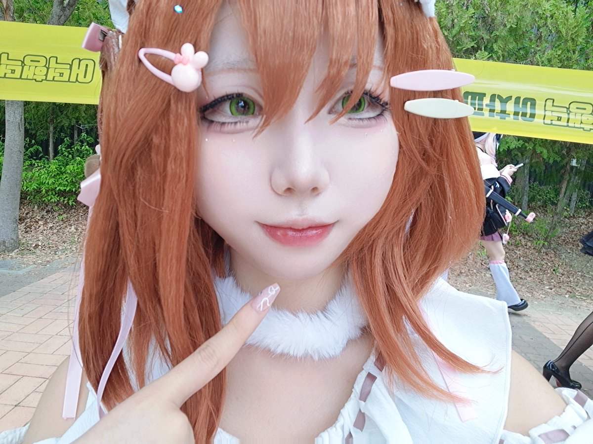 이름 tweet media