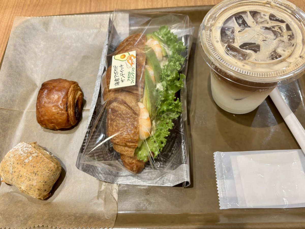 mel2_h's tweet photo. パン屋さんのパンおいしすぎて追加で買うか迷う
 #ランチ #今日のごはん #パン #コーヒー https://t.co/bMxtluRAb9