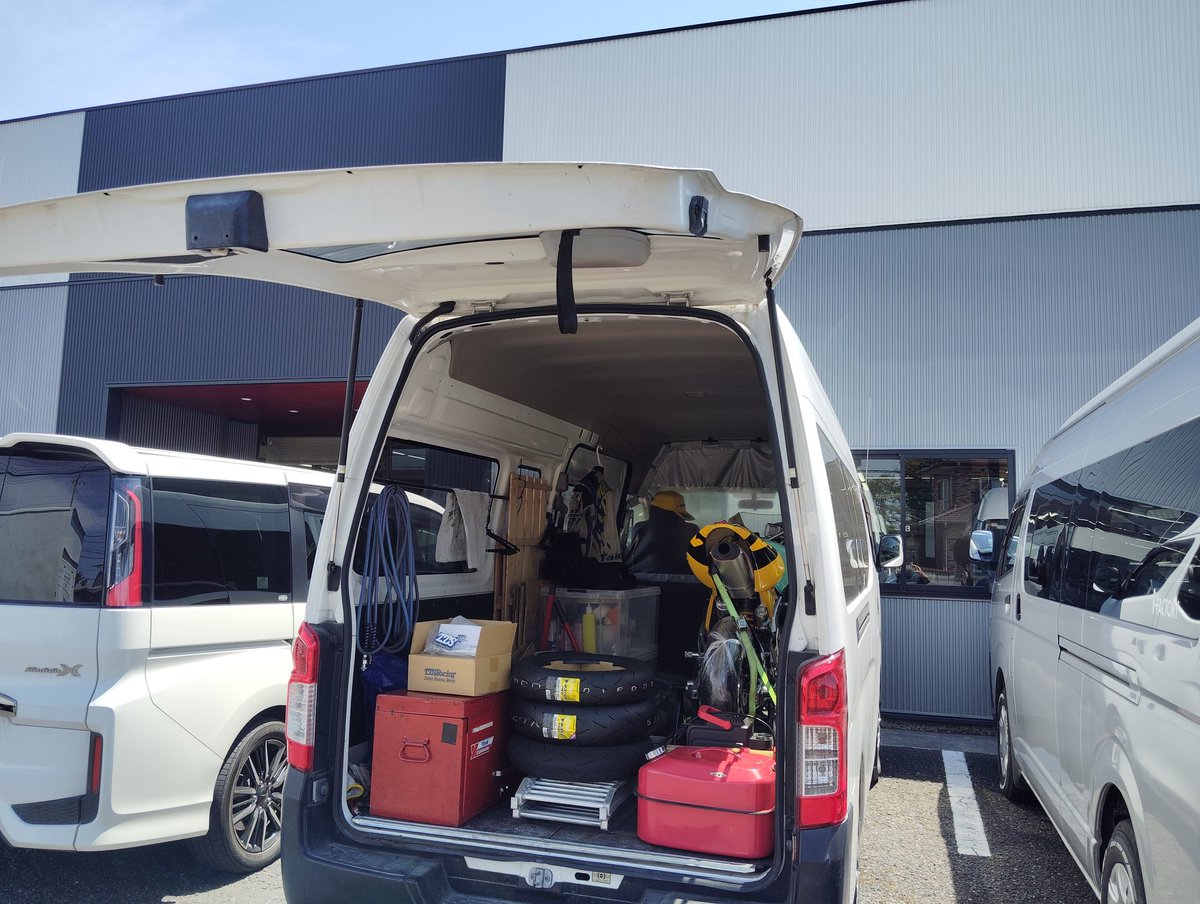 M_riding_lab's tweet photo. 本日はアイ・ファクトリーさんで買い物です。
次回レース用のタイヤと、バックステップキットです。
このバックステップキットは2年前から検討していたので、初走行が楽しみです😁
TTS社製
レーシングステップキットGP

#バイク #レース #サーキット #NSF100 #TTS https://t.co/hLLIamqM9t