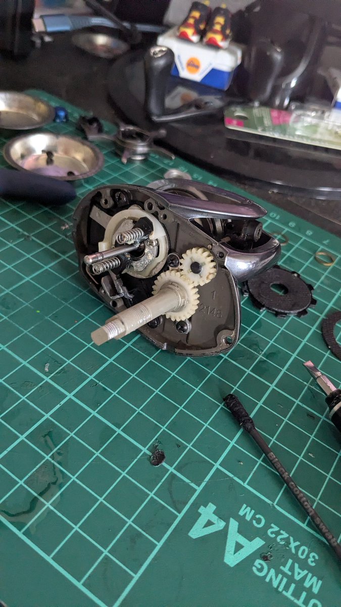 AnglersLobby's tweet image. SLX DCXTのメンテナンス中。
夕方、かるーく釣りに行ってこようかな🎣
#SHIMANO 
#バス釣り