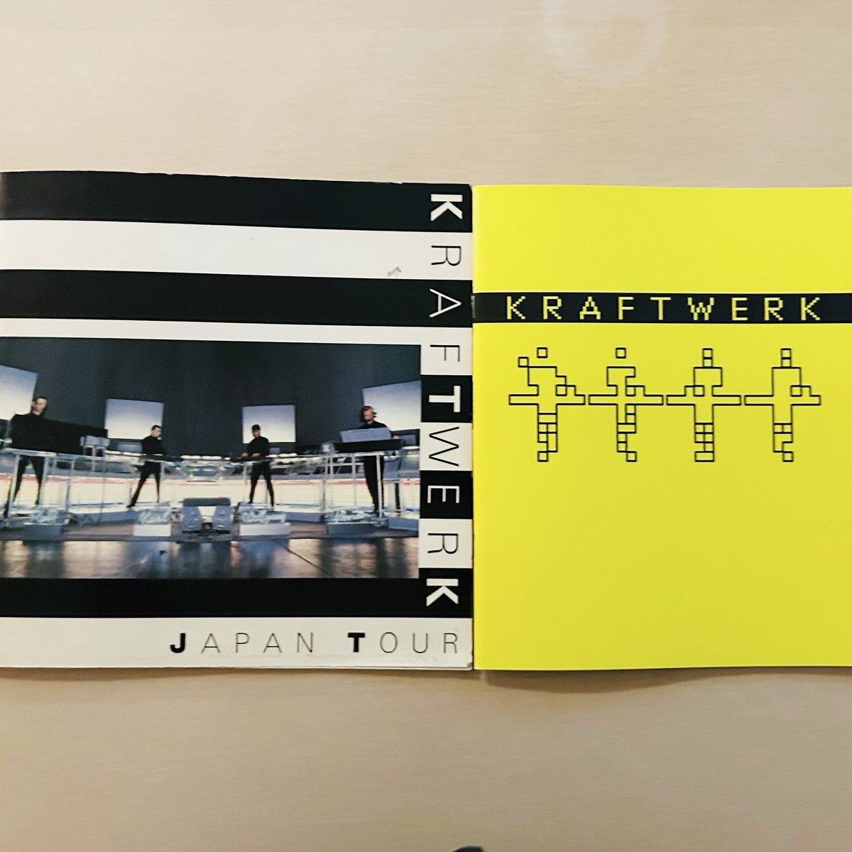 新品 サイン入り クラフトワーク パンフレット プログラム kraftwerk 1981年初来日公演と、2026年マルチメディアツアーのパンフレット