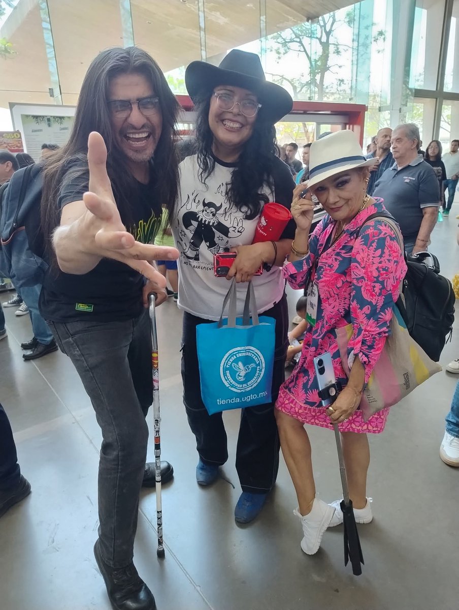 iguanomayor's tweet photo. No pude sacar más fotos pues me la pasé saludando a mucha gente y visitando a amistades del mundo del #ComicMX.
Ya les compartiré más.
Acá me sacaron una foto con una parte de la gente de Radio Lancelook.
Acá pueden checar su FB:
https://t.co/MaBlUBjz6H
Y acá pueden oír la estación:
https://t.co/CJjTgHRC7t
#Fenal37