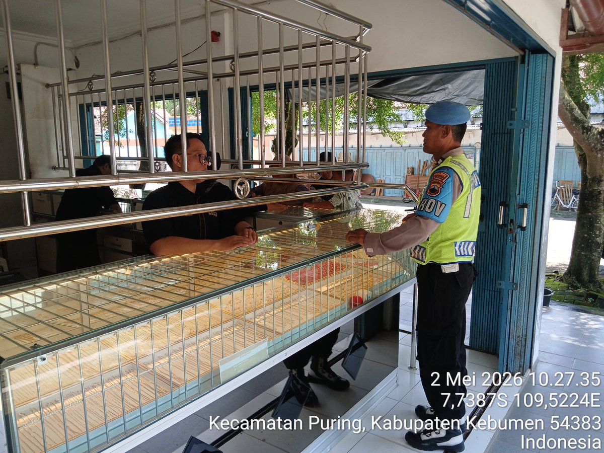 PuringPolsek's tweet photo. Anggota Polsek Puring giat sambang di Toko Mas  Pasar Puring https://t.co/rX37af1dvJ