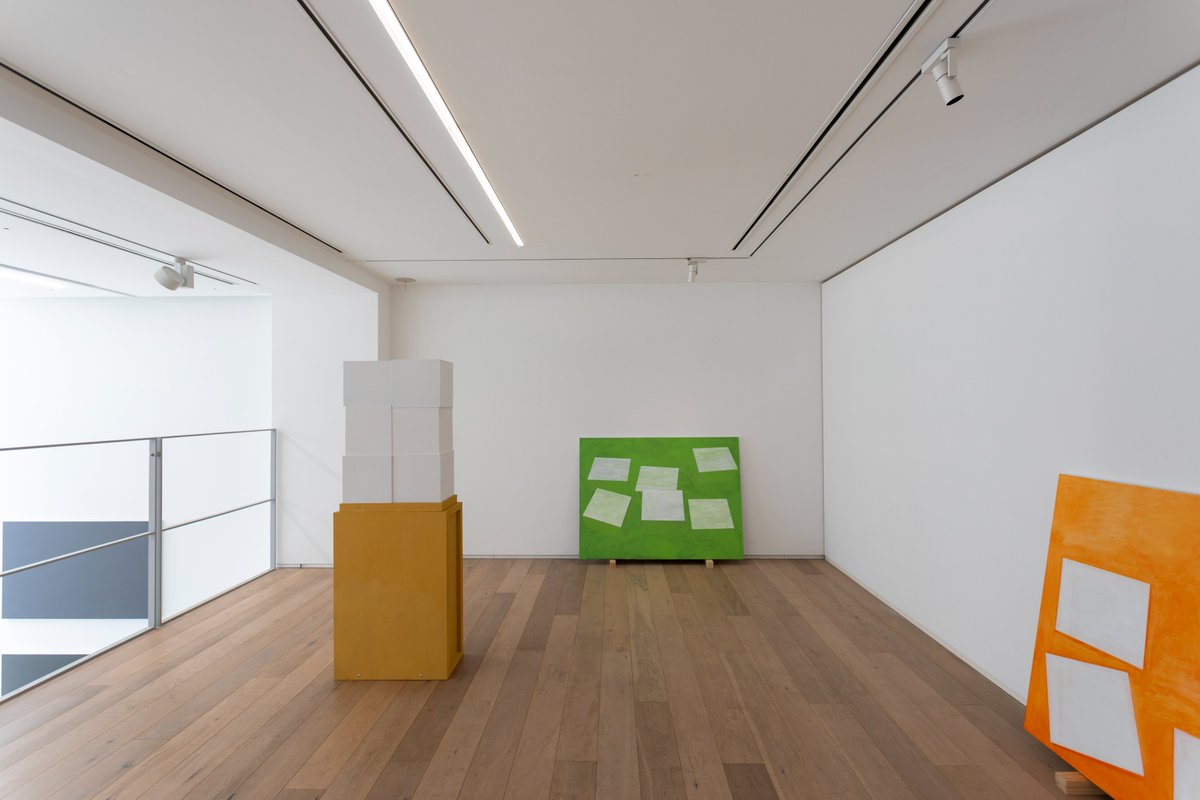 【2階展示風景 / 営業日のお知らせ】

本日11:00〜18:00で開廊しております。作家在廊予定です。

5/3・5/4は休廊。
5/5・5/6（祝）は開廊いたします。
ぜひお立ち寄りください。

撮影｜桜井ただひさ

紫牟田和俊「隙間のエレメント」 
2026.04.17 Fri – 05.16 Sat  
lokogallery.com/archives/exhib…