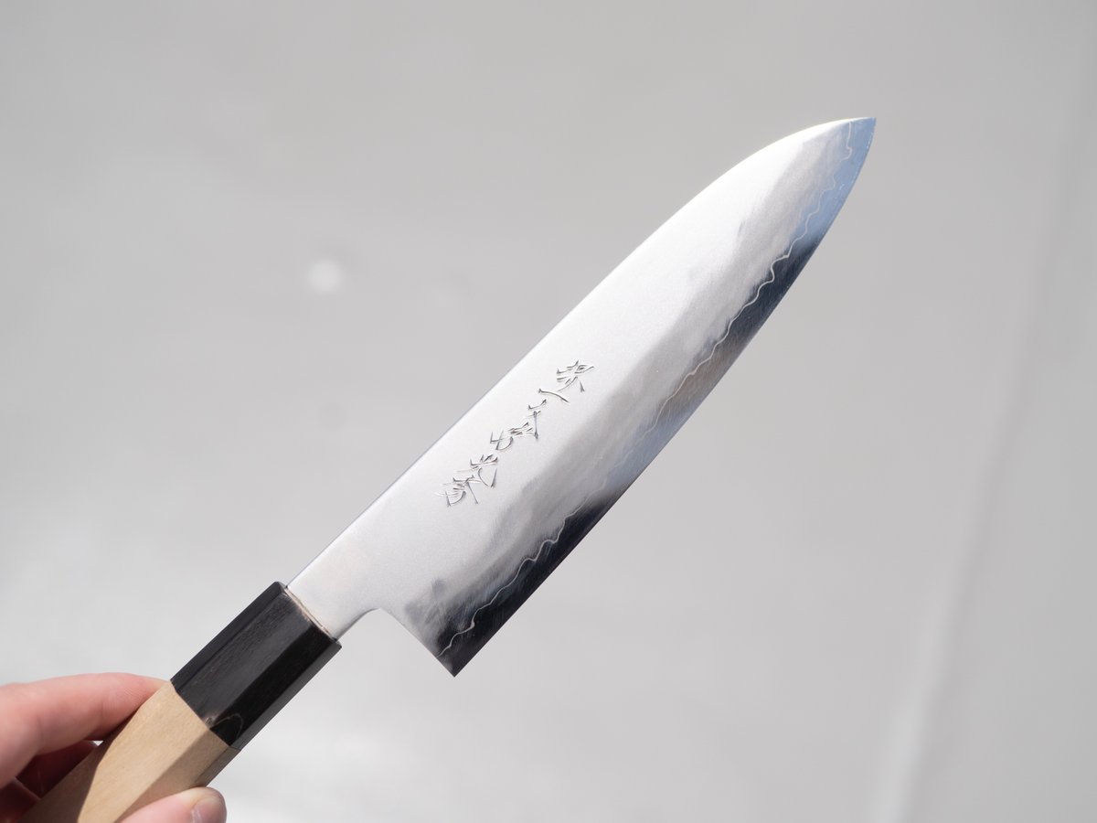 これはクロマックスの和三徳ですが 本刃付けすると研ぎ傷が霞っぽくて