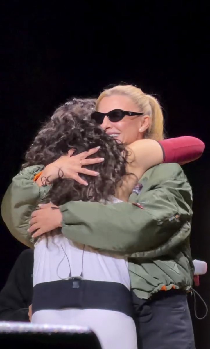 suzzane_njw's tweet photo. Un abrazo entre Najwa Nimri y Rosalía que mezcla arte, fuerza y una conexión imposible de fingir 🫂💐 https://t.co/NyiGQhTmV0