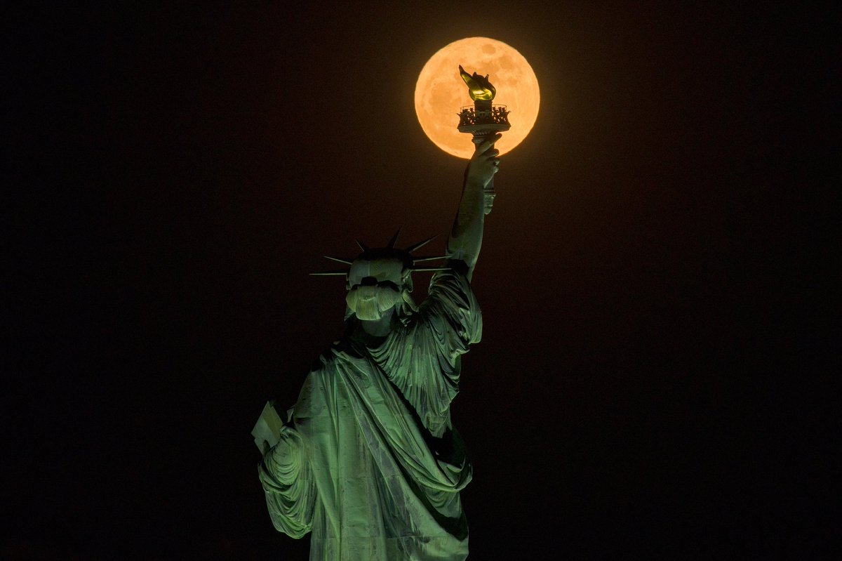 GaryHershorn's tweet image. The Flower Moon rises rises behind the Statue of Liberty in New York City, seen from Liberty State Park in Jersey City, NJ #newyorkcity #nyc #newyork #moon #fullmoon #statueofliberty #flowermoon