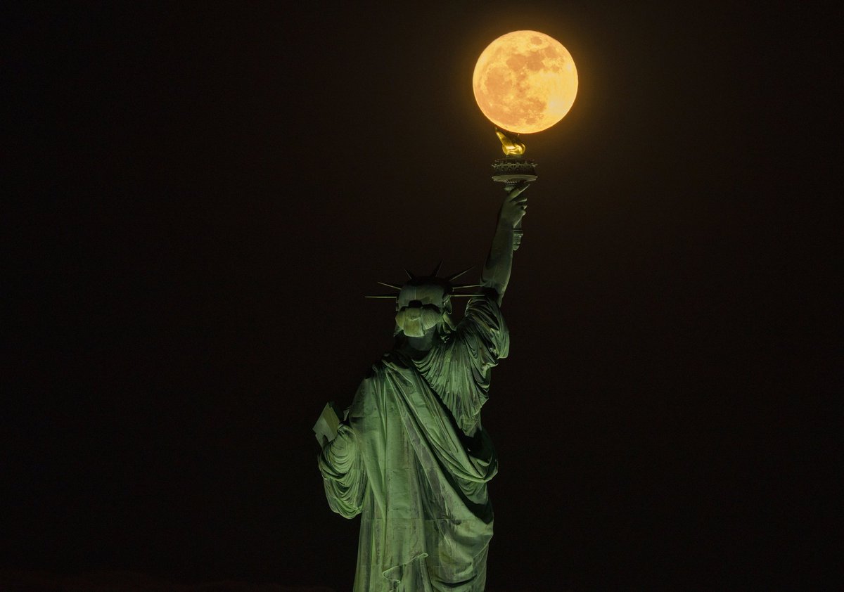 GaryHershorn's tweet image. The Flower Moon rises rises behind the Statue of Liberty in New York City, seen from Liberty State Park in Jersey City, NJ #newyorkcity #nyc #newyork #moon #fullmoon #statueofliberty #flowermoon
