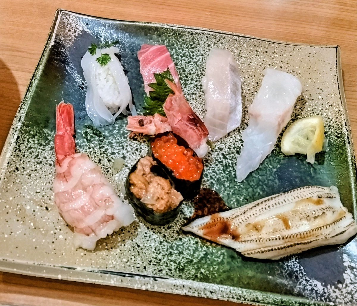 ryukun3070's tweet photo. GWですね～
最近お疲れモードだったので
自分にご褒美？　大好きなお寿司🍣頂いてきました。
🍋絞った後の写真です。
お腹が喜んでるー😋✨

お仕事の方も  お休みの方も　ご自分に優しく  素敵な週にして下さいね🍀🕊️

#蒸しあなごフワフワ https://t.co/9iV2R0XHQU