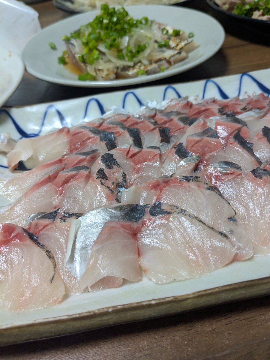 hmrs0502's tweet photo. アジたちのその後②※ギガアジ
刺身、タタキ、カマ焼きの3種でそれぞれ違った味を楽しんだ。どれもこれも美味すぎて甲乙つけがたいが、私的にはやっぱ刺身が好きやな。 https://t.co/RHls7rGEcb