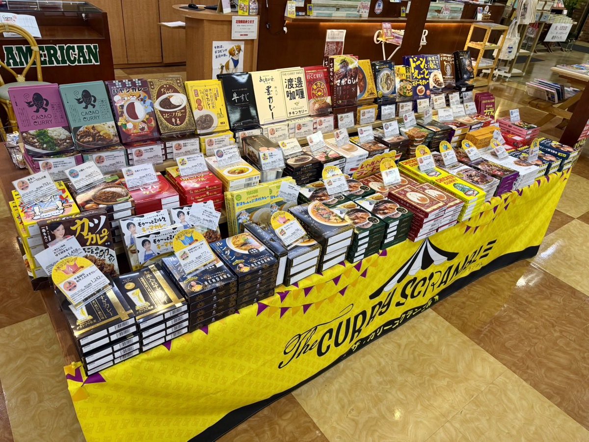 books_american's tweet photo. 期間限定で、レトルトカレーの販売を行なっております🍛🎪
全国各地のカレーがなんと50種類程
集結😋💕
見てるだけでも楽しく、どれにするか迷いますね🤤🍛
ぜひ、#ブックスアメリカン　にお越しくださーい🙌

#ザ・カリースクランブル
#カレー https://t.co/P3tDGXM0ee