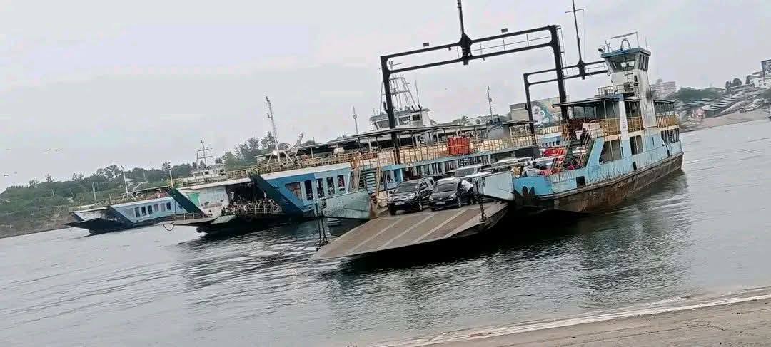 FerryKenya's tweet photo. Good morning,
Four ferries are at your service at the Likoni channel.
SAFETY TIP;
1. Embark/disembark aboard as directed by our marshals.
2. Do not sit, lean or stand on the guard railings.
Safe sail.
#ferrykenya #likoniferry  #PSSDTransport #Kenya_Ports #kmakenya #TransportKE https://t.co/SNX8k0UbRG