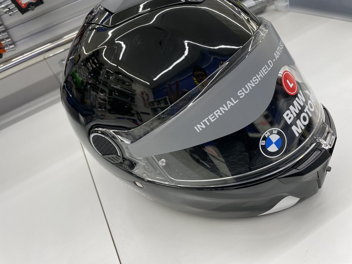 ほぼ未使用BMW Motorradの「XOMO（ゾモ）カーボン・ヘルメット」お持ち 