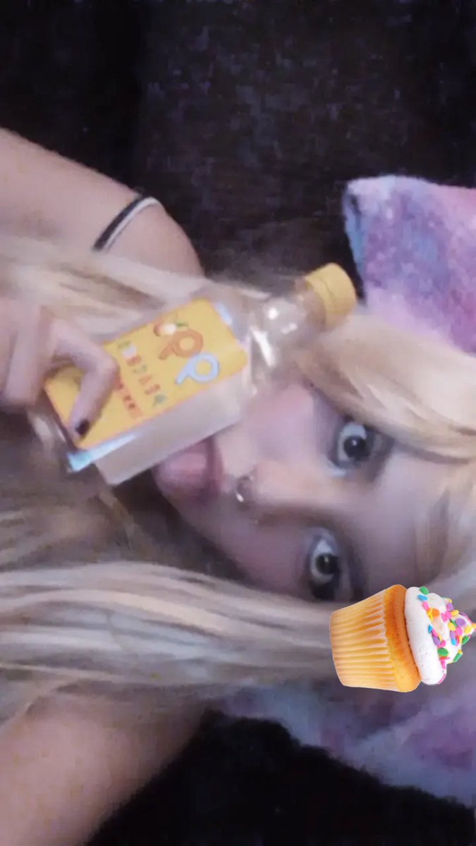 elfhearted's tweet image. need somebody 2 game wit mi while I drink :3 #nsfwtwtًً  #egirl #gaming