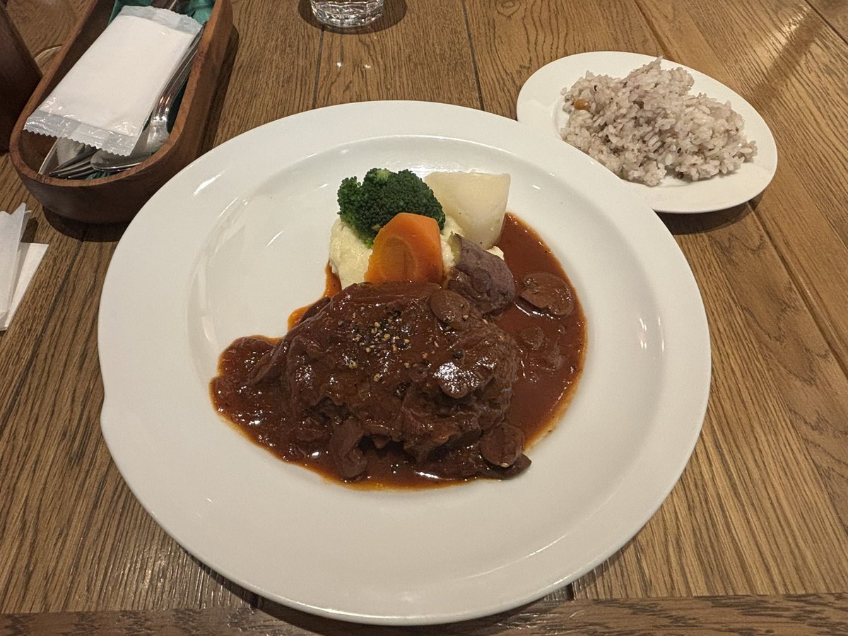 やばいバレー部 tweet media