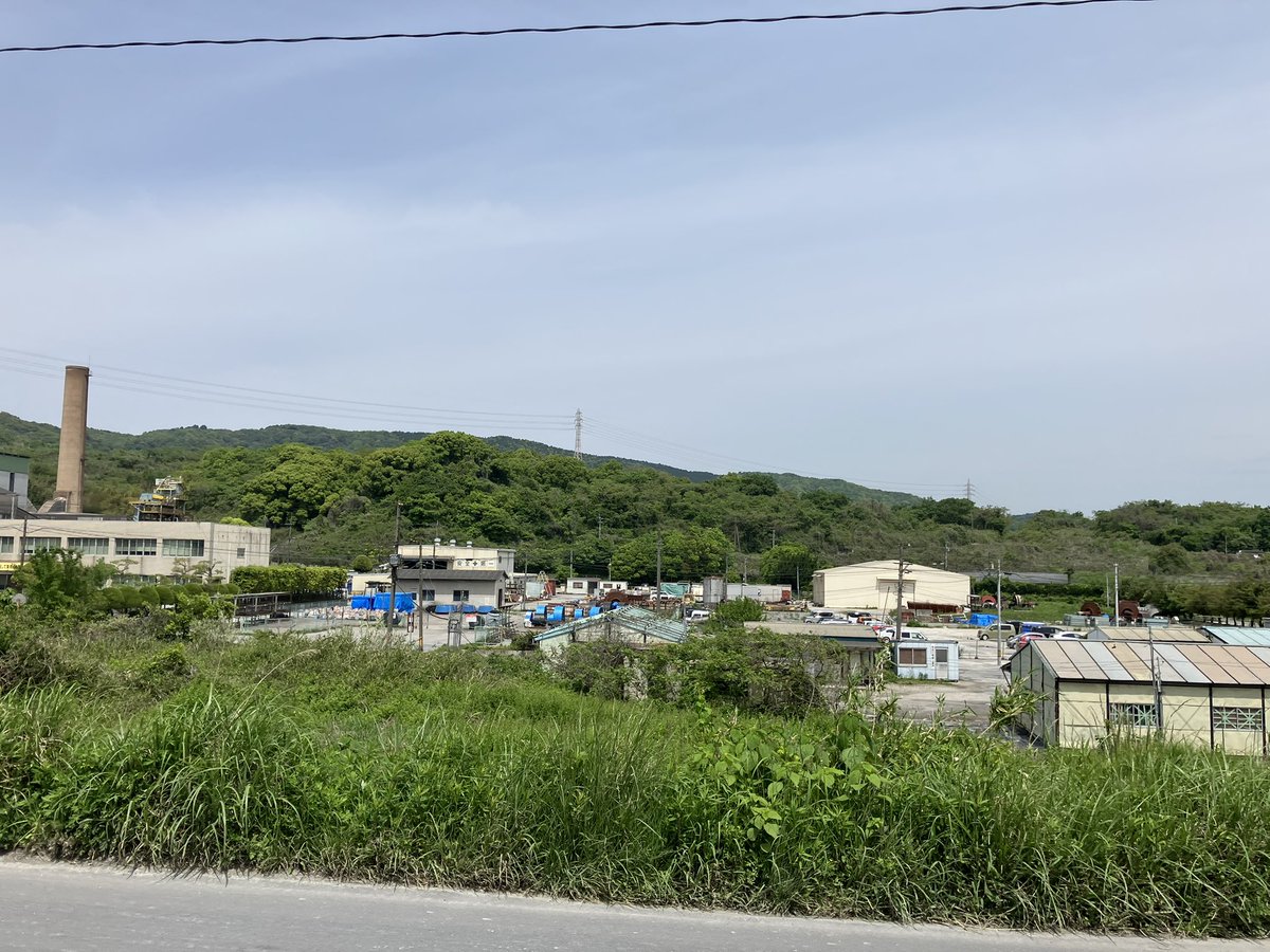 後藤寺線・船尾駅のすぐ近くには、セメント工場従業員の社宅があった。造りは炭住みたいな長屋。しかし、あんなに粉塵が舞う環境で、洗濯物干すと黒い服は灰色になったんじゃないかと。今は工場施設になっている。