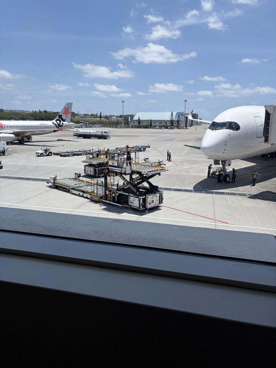 uu_ELITE's tweet image. グランドハンドリングさんの仕草をずっと見てて途中で写真撮るの忘れてた笑
グランドハンドリングさんとA350
#JAL
#a350
#沖縄旅行の帰り