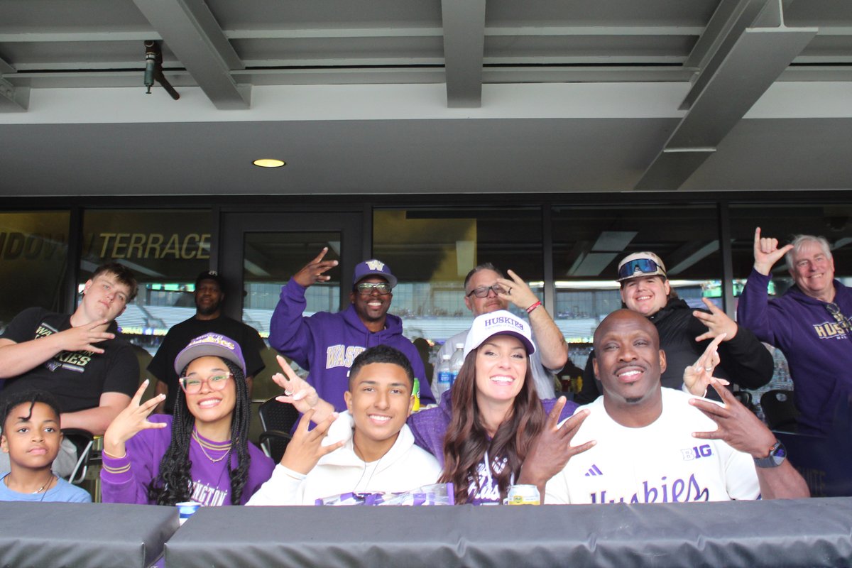 BigWClub's tweet photo. Dawgs in the house! Loved seeing all of our @UW_Football alumni and their families at Dawgs after Dark.

#GoHuskies https://t.co/8vqjQIMO29