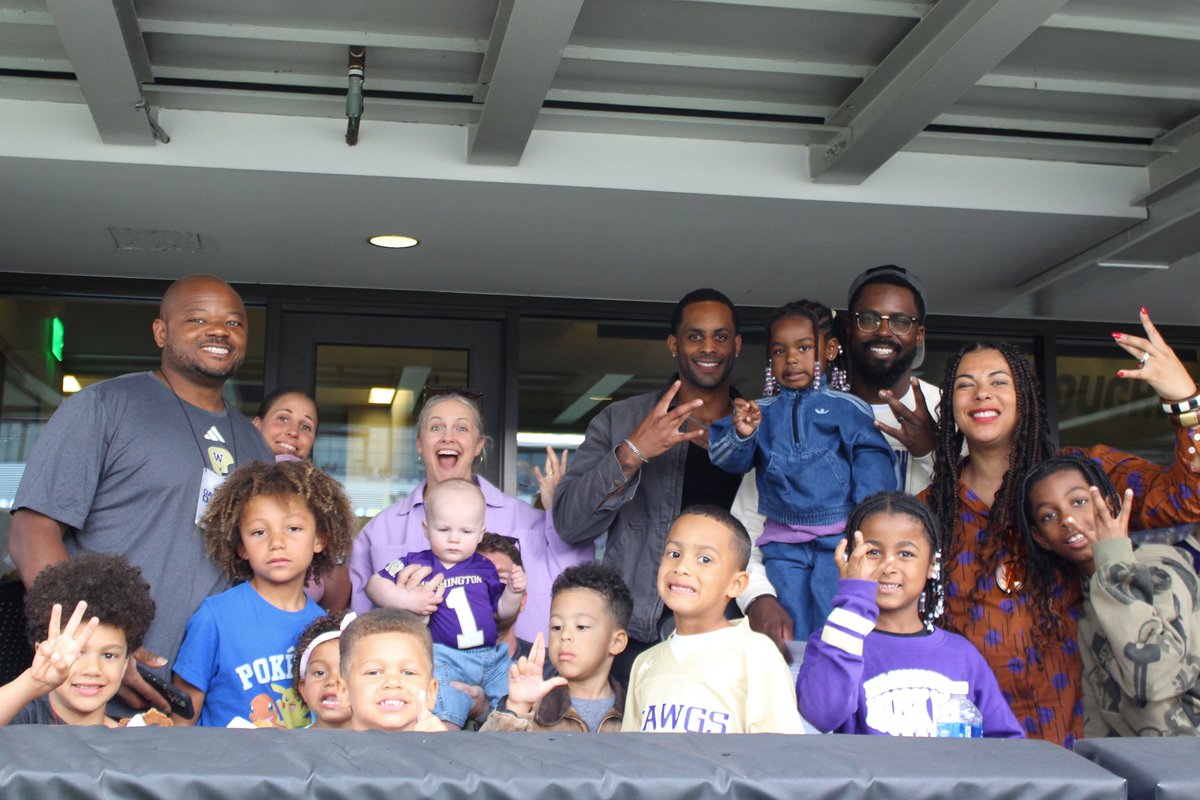 BigWClub's tweet photo. Dawgs in the house! Loved seeing all of our @UW_Football alumni and their families at Dawgs after Dark.

#GoHuskies https://t.co/8vqjQIMO29