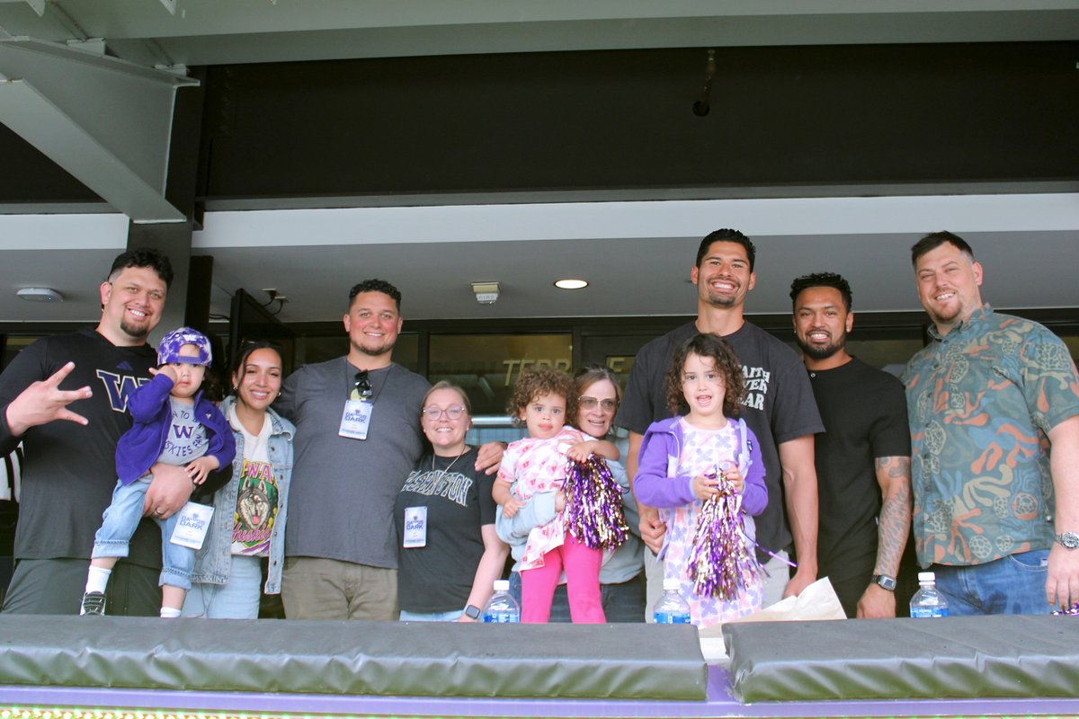 BigWClub's tweet photo. Dawgs in the house! Loved seeing all of our @UW_Football alumni and their families at Dawgs after Dark.

#GoHuskies https://t.co/8vqjQIMO29