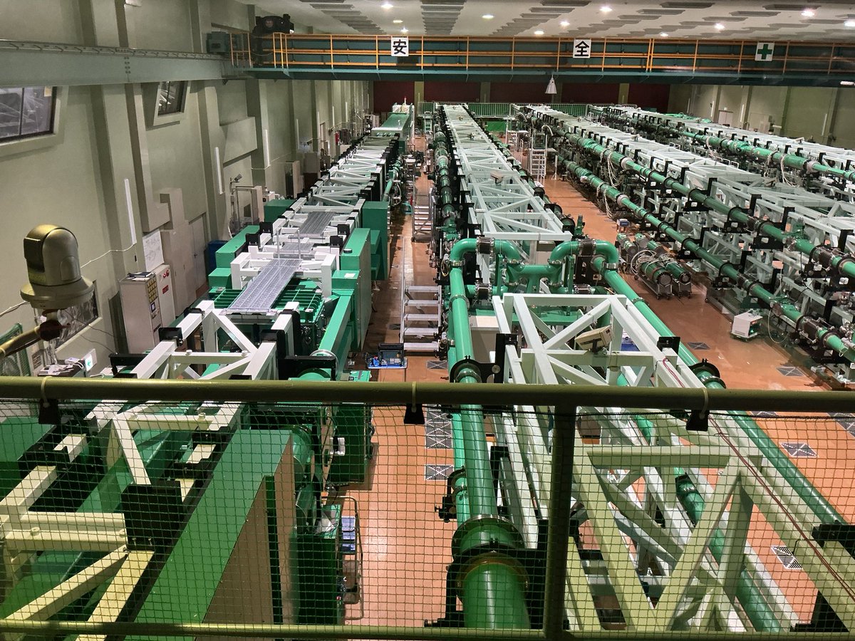udongreentea's tweet photo. 右側の3列12本のレーザー(激光ⅻ号)で核融合燃料(写真2,3枚目)を圧縮、左端の1列4本のレーザー(1枚目、LFEX)で点火するそう https://t.co/aJB9JQeSIo