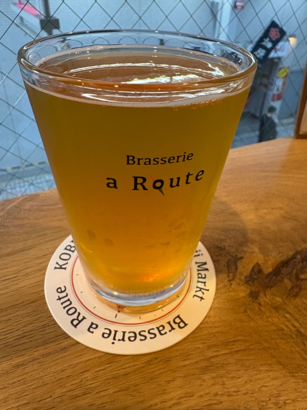 MatsumotohaJimu's tweet photo. 水道筋のクラフトビール醸造所「Brasserie a Route」が本日で１周年。本日開栓の「IPA Ⅲ」は、店主も大満足の仕上がり。灘中央市場の井戸水で仕込み、ビールに合う市場や商店街のアテを日替わりで出し、近隣個人店の食べ物は持ち込み可。地域に根差した店の順調な賑わいは、水道筋の底力でもある。 https://t.co/VBVQBy498U