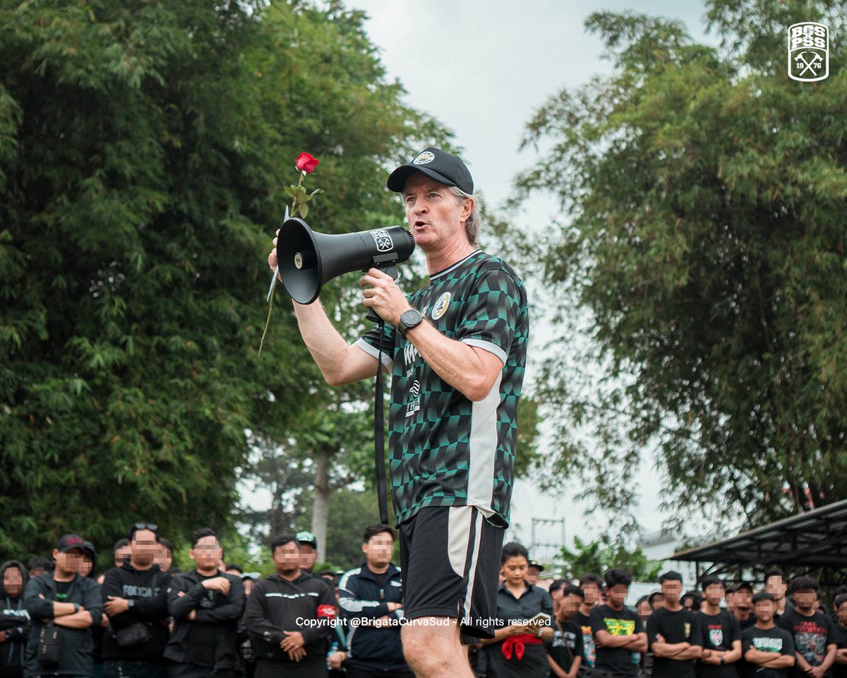 ftblindonesia's tweet photo. Brigata Curva Sud showed up in force at PSS Sleman’s training ground, delivering direct support ahead of their season finale against PSIS Semarang.

PSS Sleman now needed just three points to secure promotion to the Super League.

📷: @BCSxPSS_1976 https://t.co/YbDJtjeqRm