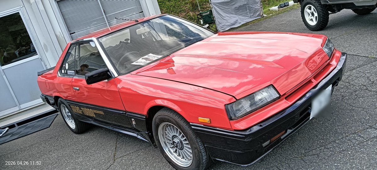shaoshao999's tweet image. この日は朝から友人を拾って、もてぎリゾートで開催された旧車サミット2026に行ってきたよ。昭和の後期から平成初期に活躍した旧車たちが集まり、街乗りから冬眠車まで、沢山展示されてて、レストアYouTuberの勢いを感じたよ。水戸道楽TVさん、ありがとう！
#旧車 #とよちゃん #シュンヤ #水戸道楽TV