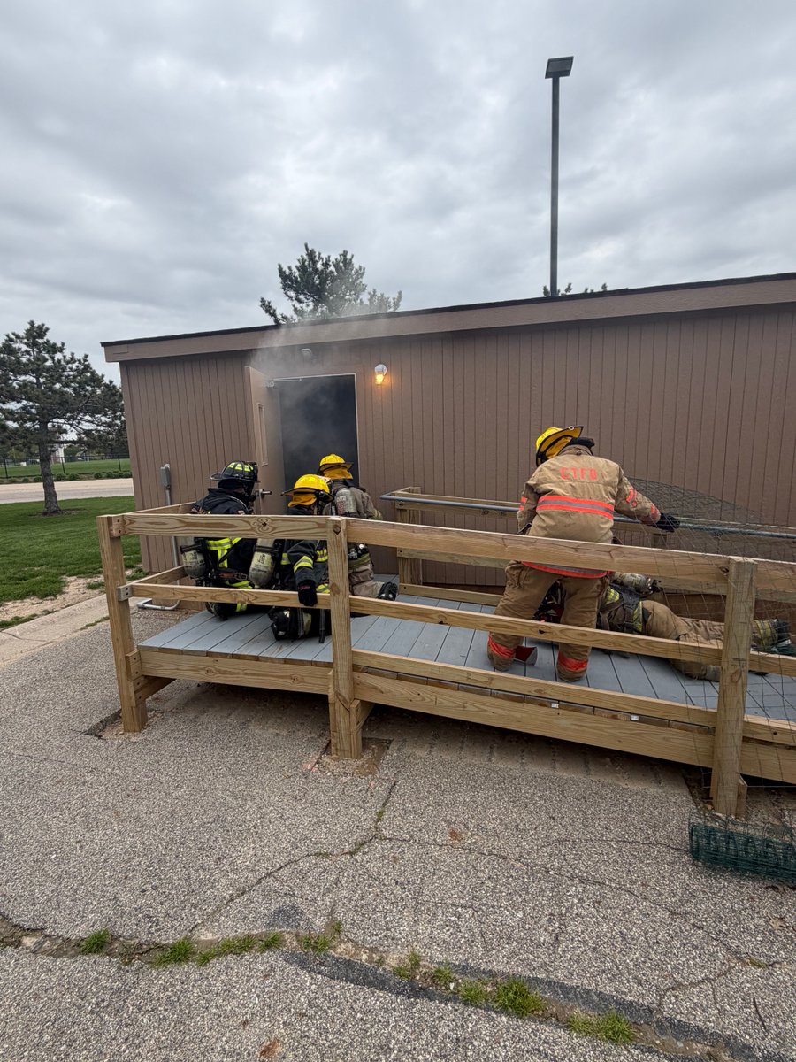 Jim_Kitchen's tweet image. Zeeland Public Safety students participating in fire simulation! #Excellence! @RodneyHetherton ⁦@zeelandschools⁩