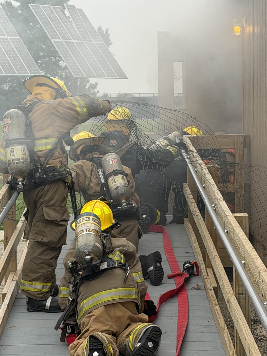 Jim_Kitchen's tweet image. Zeeland Public Safety students participating in fire simulation! #Excellence! @RodneyHetherton ⁦@zeelandschools⁩