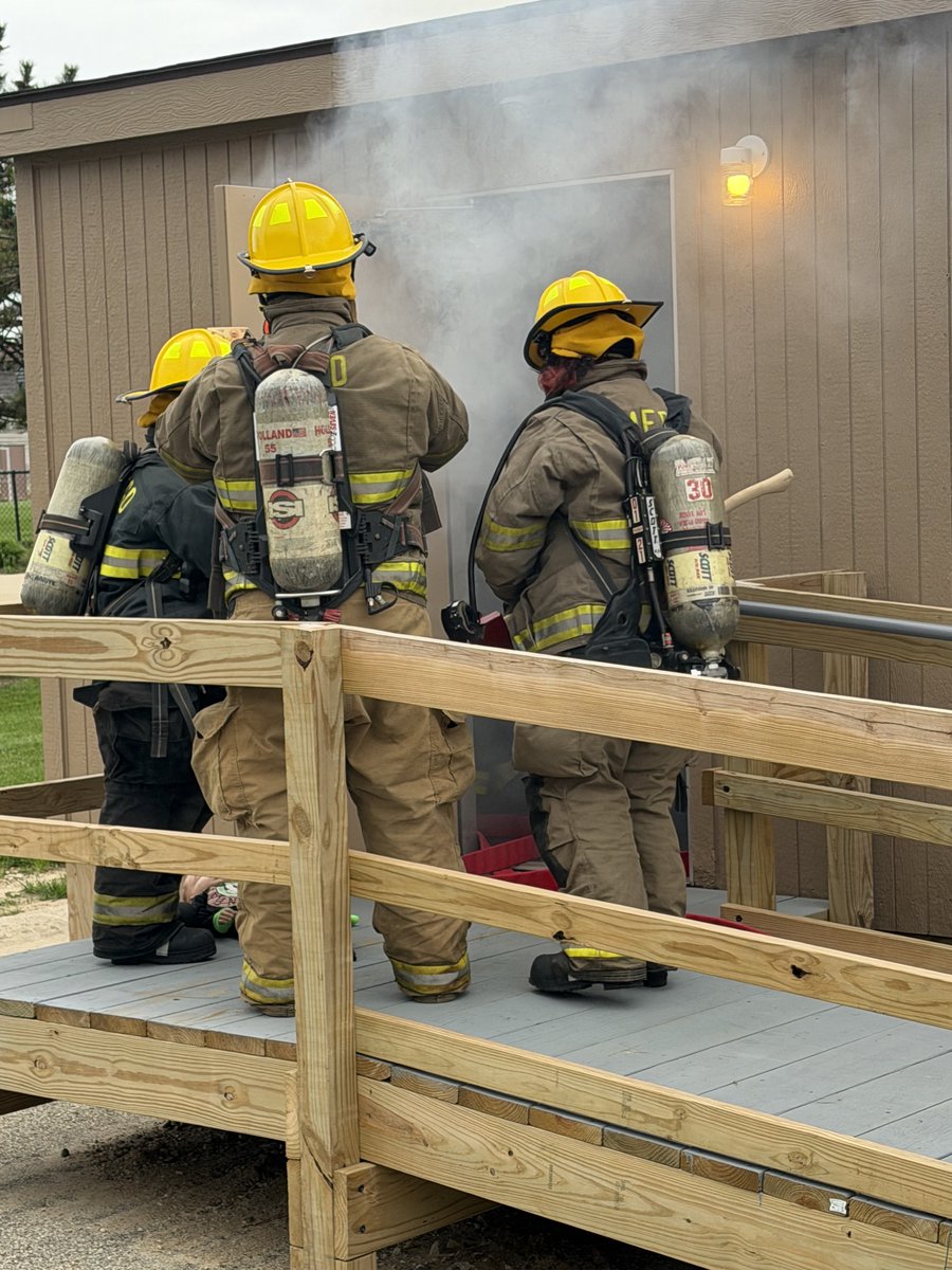 Jim_Kitchen's tweet image. Zeeland Public Safety students participating in fire simulation! #Excellence! @RodneyHetherton ⁦@zeelandschools⁩