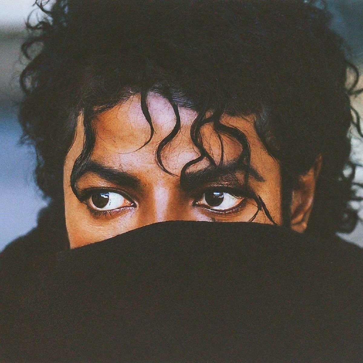 Sarah (in her Michael Jackson era) tweet media