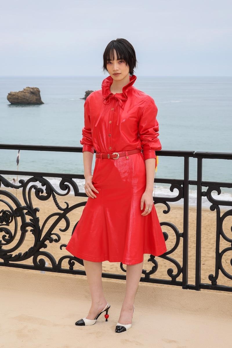 wwd_jp's tweet photo. 【スナップ】小松菜奈、エイサップ・ロッキーらが来場　「シャネル」が2026-27年クルーズ・コレクションを開催
https://t.co/Le3hb8E7W9 https://t.co/sLjND7SXOb