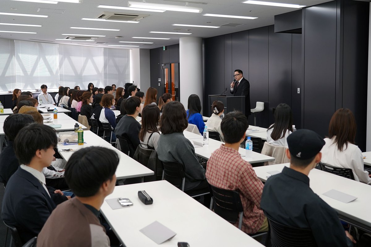 official_tdp's tweet photo. 【2026年度 昼間部1年制 開講式】
⁡
2026年度 昼間部1年制の開講式を挙行。
⁡
学校プロデューサーによる学生への激励メッセージのほか、担任スタッフからのクラス紹介が行なわれました。
⁡
その後クラスに分かれ、新入生一人ひとりが自己紹介を通じて、交流。
さっそくクラスメイト同士意気投合しワイワイ過ごす学生たちもいれば、ポートフォリオライブラリーやブックコーナーで熱心に学び始める学生たちも...
⁡
新入生の皆さん、ご入学おめでとうございます。
これから一緒にがんばりましょう。そしてデザインを楽しみましょう！
