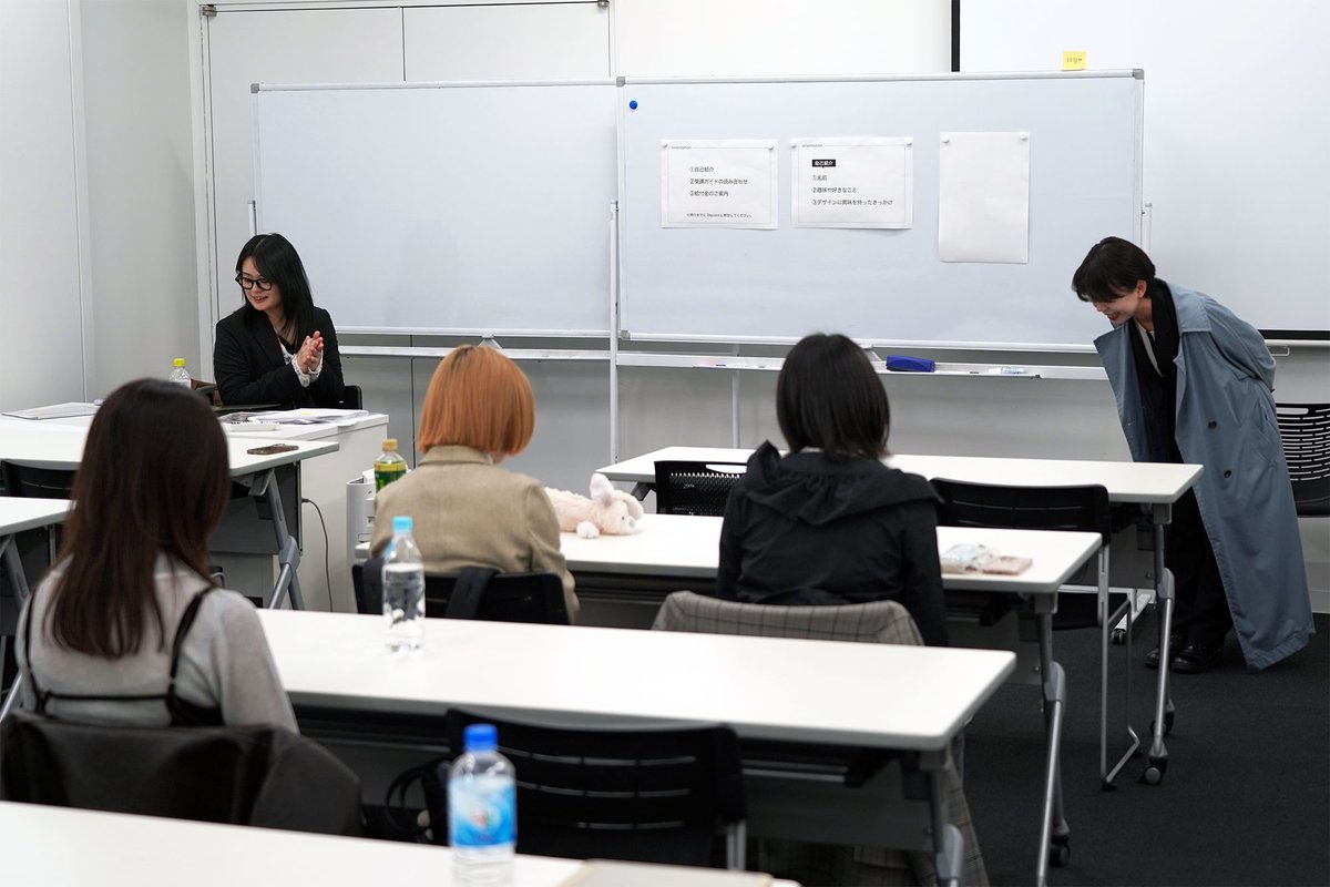 official_tdp's tweet photo. 【2026年度 昼間部1年制 開講式】
⁡
2026年度 昼間部1年制の開講式を挙行。
⁡
学校プロデューサーによる学生への激励メッセージのほか、担任スタッフからのクラス紹介が行なわれました。
⁡
その後クラスに分かれ、新入生一人ひとりが自己紹介を通じて、交流。
さっそくクラスメイト同士意気投合しワイワイ過ごす学生たちもいれば、ポートフォリオライブラリーやブックコーナーで熱心に学び始める学生たちも...
⁡
新入生の皆さん、ご入学おめでとうございます。
これから一緒にがんばりましょう。そしてデザインを楽しみましょう！