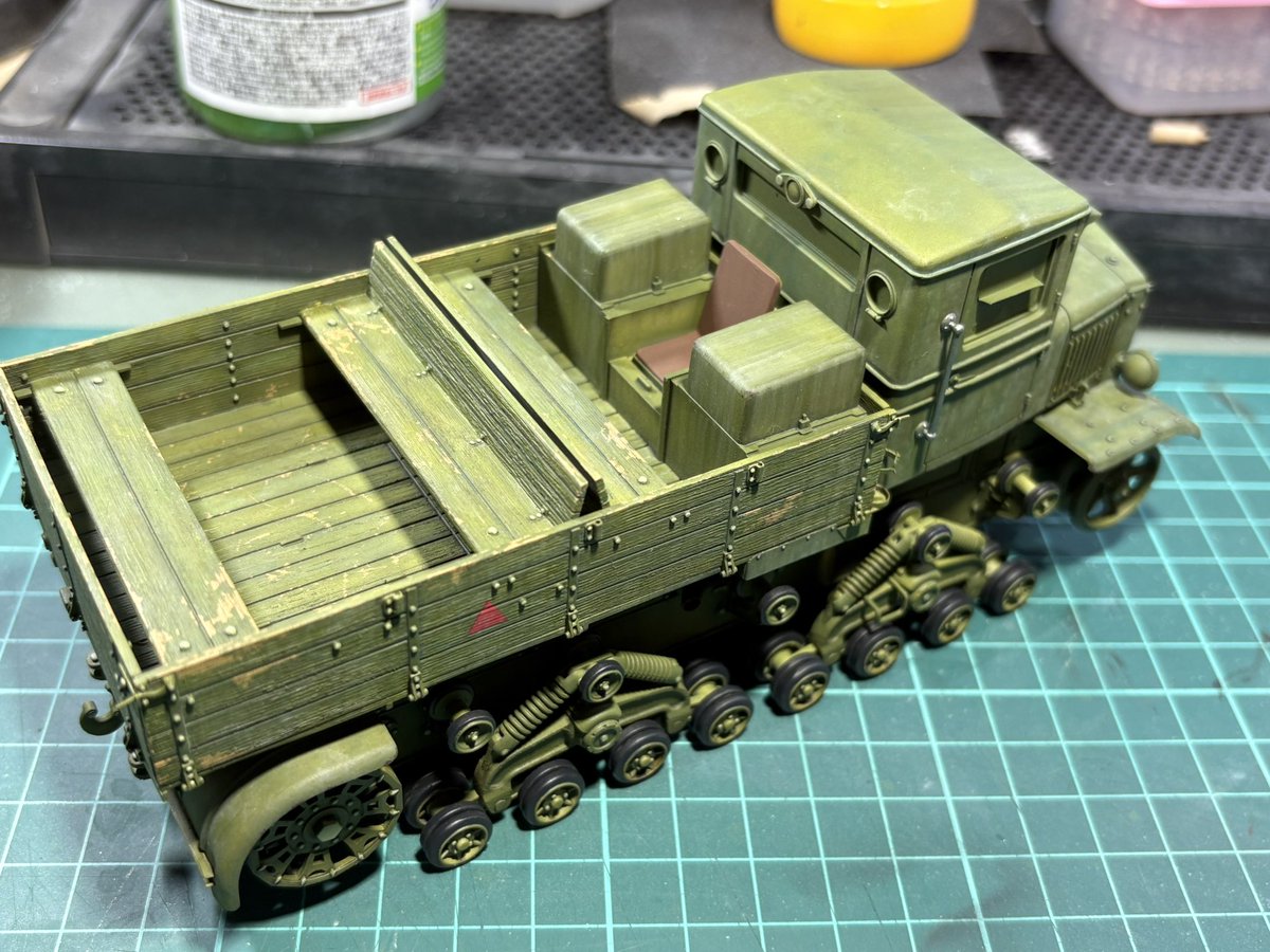 NV0S71IULelNSG1's tweet image. ヴォロシロベッツトラクターですが、ドッティングが終わりました。転輪や荷台のシート、マフラーなど細かい部分の基本塗装も完了してます。今回単品製作のつもりでしたが気が変わって簡単なベースを作ることにしました。
#ヴォロシロベッツ
#トランペッター
#ジオラマ