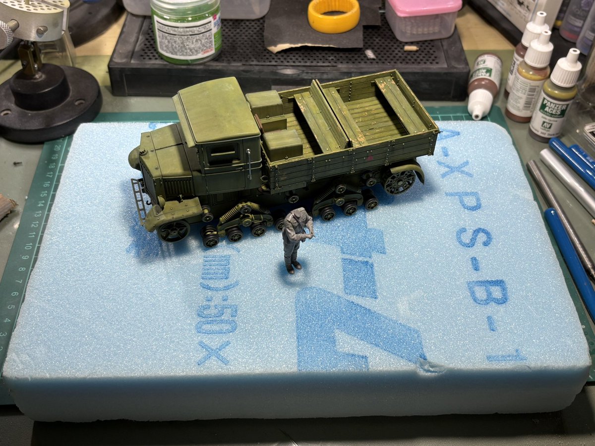 NV0S71IULelNSG1's tweet image. ヴォロシロベッツトラクターですが、ドッティングが終わりました。転輪や荷台のシート、マフラーなど細かい部分の基本塗装も完了してます。今回単品製作のつもりでしたが気が変わって簡単なベースを作ることにしました。
#ヴォロシロベッツ
#トランペッター
#ジオラマ