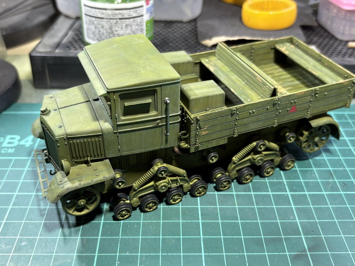 NV0S71IULelNSG1's tweet image. ヴォロシロベッツトラクターですが、ドッティングが終わりました。転輪や荷台のシート、マフラーなど細かい部分の基本塗装も完了してます。今回単品製作のつもりでしたが気が変わって簡単なベースを作ることにしました。
#ヴォロシロベッツ
#トランペッター
#ジオラマ