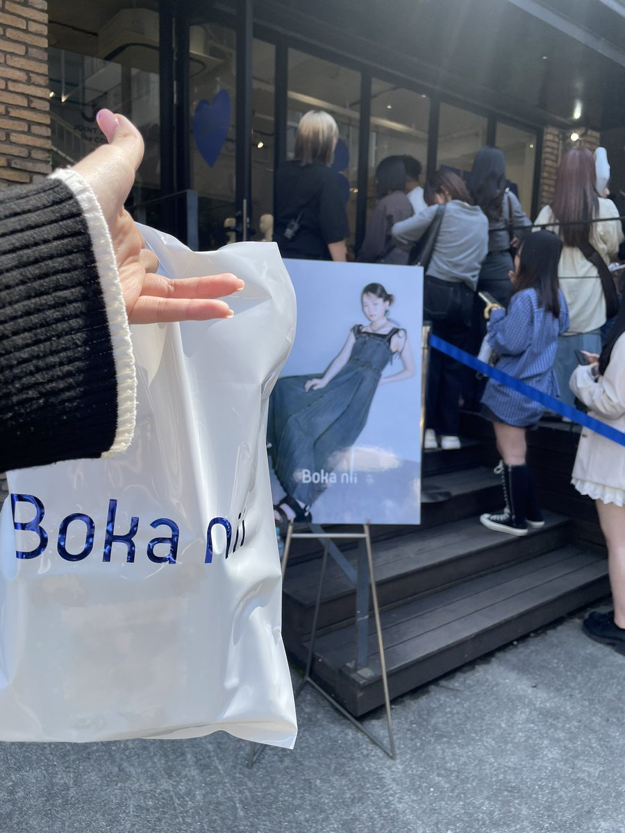 himetan064's tweet photo. かすちゃん Bokanii popup🩵

10時過ぎに行ったらいいか～て思ってめっちゃ並んでて横転、、、
買う予定無かったのにピチT可愛すぎて3万以上買っちゃった、、怖い、、、💦笑

タンブラーもギリ無くなる前にget( ◜︎︎𖥦◝ )
念願のクリアポーチが欲しかったから
もらえてよかったぁ♡♡
@kasu_ps_2 https://t.co/jXU79CaLai