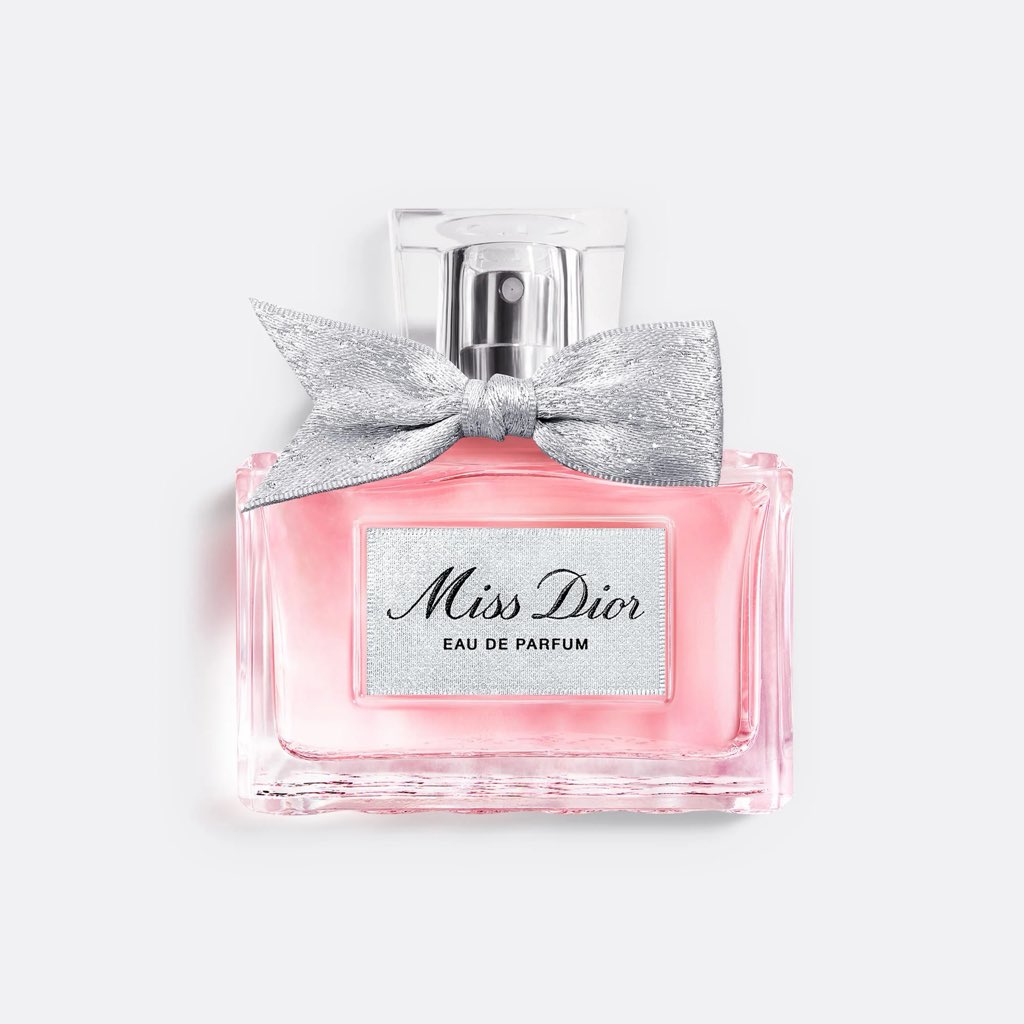 halloxkr_store's tweet photo. 💗✨ Miss Dior Eau de Parfum 30ml ✨💗 
(( ไม่ได้กล่อง แต่แถมถุง dior ให้ค่า ))
〰️ ราคาขวดละ 950฿ 〰️ ปกติ 3950฿

#โบว์ผ้า กลิ่นซิกเนเจอร์ที่ใครได้กลิ่นก็ต้องเหลียวหลัง 💐 น้ำหอมผู้หญิงจาก Dior ที่ให้ฟีล “ลูกคุณแพง แต่เข้าถึงง่าย” ใช้ได้ทุกวัน ไม่มีเบื่อ!
🌸 โทนกลิ่น
• หวานฟลอรัลแบบหรู ๆ ไม่เลี่ยน
• มีความกุหลาบ + พีโอนี สดใส นุ่มละมุน
• ปิดท้ายด้วยความวานิลลาเบา ๆ ให้ฟีลอบอุ่นน่ากอด

✳️ CF จำนวนได้เลยค้า มัดจำด้วยใจ ของถึงไทยค่อยชำระนะค้า ⛔️ ห้ามยกเลิก หรือเททุกกรณี ⛔️ รอของ 6-8 weeks (อาจจะเลทได้) แจ้งยอดผ่าน @Ktuisale ✨