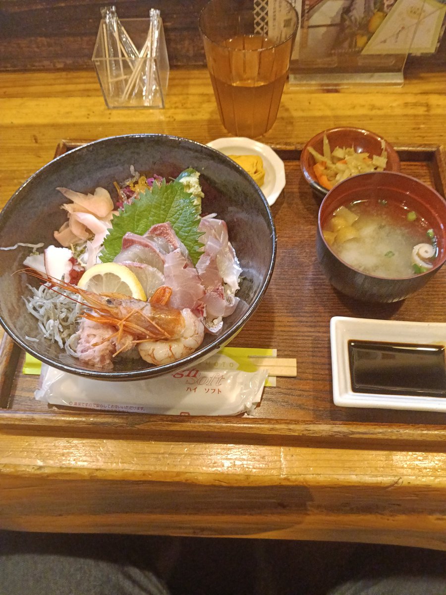 tomopapagame's tweet photo. 昼ごはんは、海鮮丼です🐟️🦐🍚 https://t.co/N9IjVzlpxN